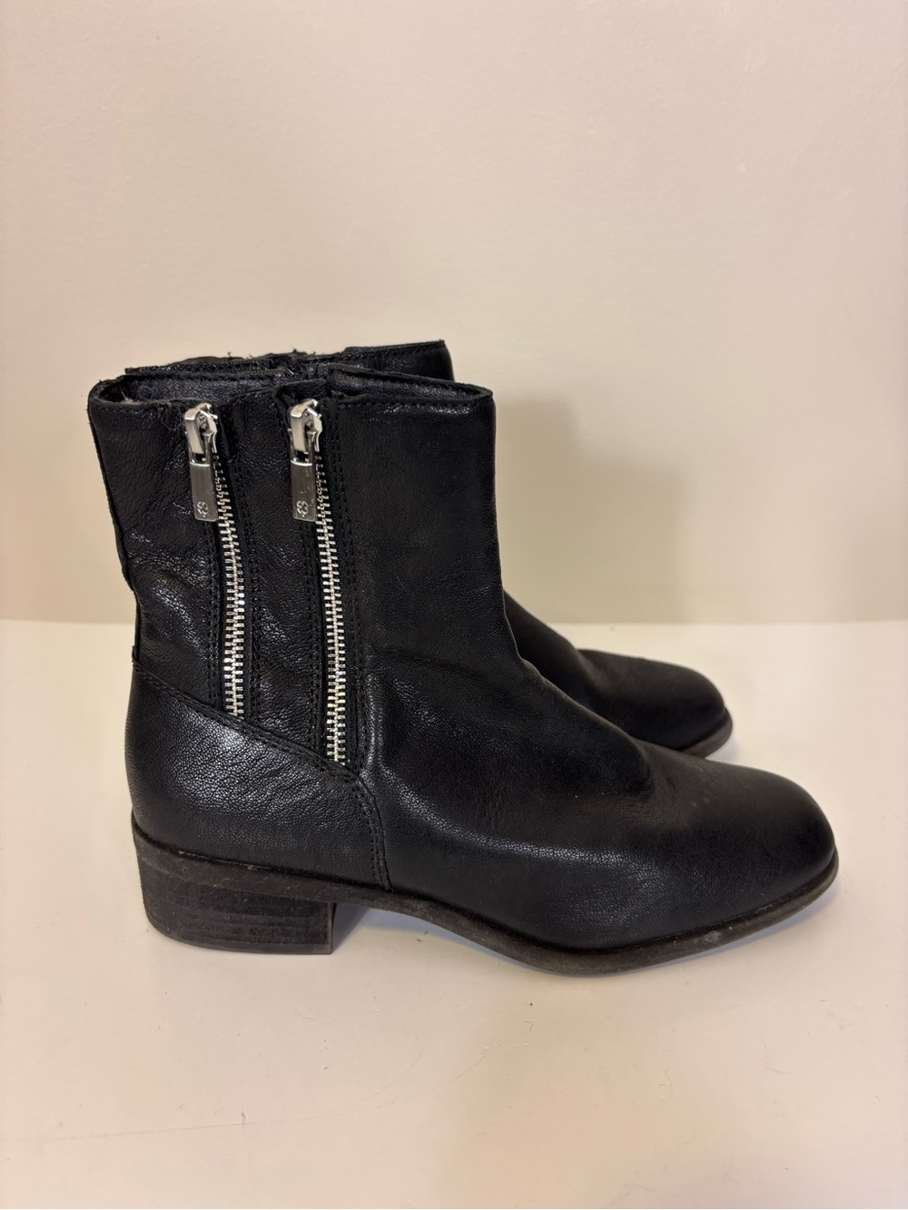 Lucky Brand Black Leather Ankle Boots Dual Silver Zippers Womens 7.5